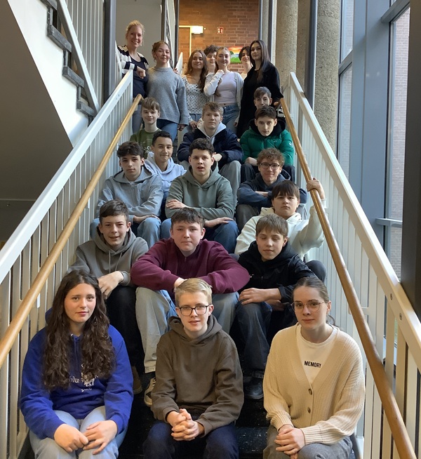 Die Klasse 9b der Realschule im Schulzentrum Nord in Bad Oeynhausen freut sich über ihren Gewinn.
