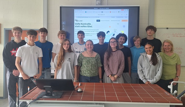 Die Klasse EF Bio Gk 4 des Carl-von-Ossietzky-Gymnasiums in Bonn freut sich über die 100 Euro für die Kurskasse. 
