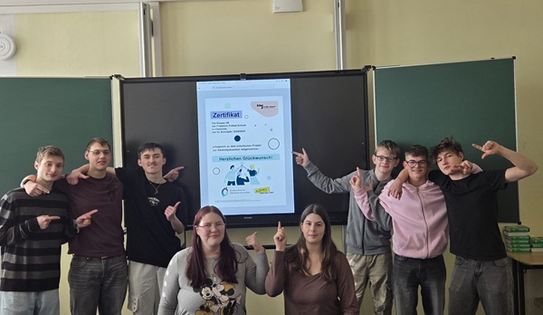 Die Klasse H9 der Friedrich-Frödel-Schule in Chemnitz schreibt "Wir freuen uns sehr über unseren Gewinn, der in unsere interne Abschlussfeier fließt." 
