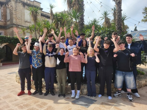 Die Klasse 9b der Schule Finowfurt jubelt auf Malta: "Wir haben mit großer Freude und vollem Engagement am Projekt teilgenommen. Mit Offenheit, Teamgeist und vielen ehrlichen Gesprächen haben 
wir uns intensiv mit Fragen rund um Verantwortung, Gruppendruck und Selbstkontrolle auseinandergesetzt. Dabei wurde klar Zusammenhalt und gegenseitige 
Unterstützung machen es leichter, eigene Entscheidungen zu treffen und zu ihnen zu stehen. Ein Gewinn, der nicht nur Freude macht, sondern auch zeigt: 
Verantwortung übernehmen lohnt sich - für jeden Einzelnen und für die ganze Gemeinschaft."
