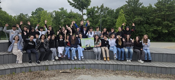 Die Klasse 9 der Realschule Goldene Aue in Goslar jubelt "Mega toll, dass wir als Gewinnerklasse gezogen wurden sind und 100 Euro für die Klassenklasse erhalten." 
