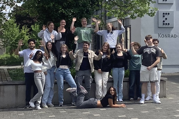 Die Klasse E2 der Konrad-Zuse-Schule in Hünfeld gewinnt den 2. Platz und damit 500 Euro. "Wir freuen uns wirklich sehr und bedanken uns herzlich."
