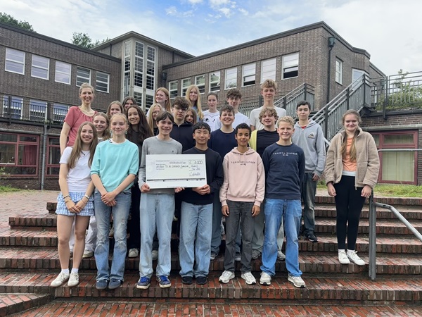 Die Klasse 9b des Walddörfer-Gymnasiums in Hamburg jubelt: "Die Teilnahme an der 'Klar bleiben'-Challenge war für uns eine wertvolle Erfahrung. 
Sie hat uns geholfen, einen 'besseren Einblick in das Thema Alkohol' zu bekommen und einen 'offeneren Umgang mit den negativen Folgen des Alkoholkonsums' 
zu entwickeln. Gleichzeitig wurde deutlich, wie wichtig Aufklärung ist, da Alkoholkonsum oft auch durch Gruppendruck beeinflusst wird. Über die Nachricht, 
dass wir für den Hauptgewinn ausgelost wurden, waren wir 'total glücklich und haben uns sehr gefreut'. Wir sagen von Herzen DANKE!"
