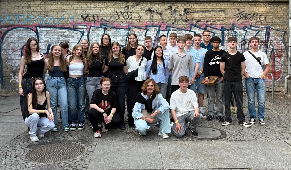 Die Klasse 10b der Bödiker Oberschule in Haselünne (Foto Antonia Beerboom) erhielt die Nachricht über ihren Gewinn auf der Abschlussfahrt in Berlin.

