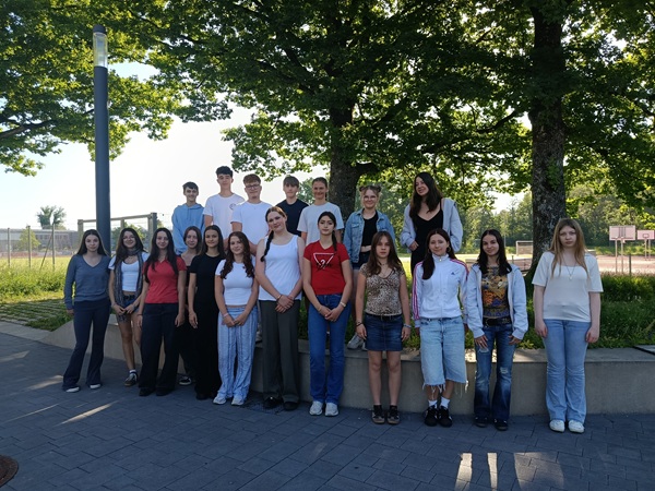 Die Klasse 9c der Verbundschule am Rotmoos in Isny "hat sich richtig gefreut und sich heute fürs Foto extra schick gemacht 😉." 
