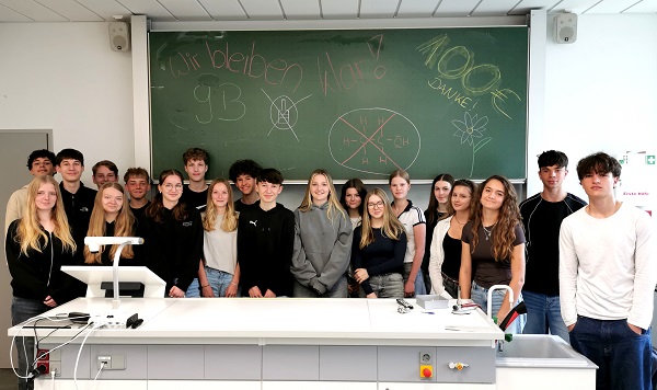 Die Klasse 9b des Rottmayr-Gymnasiums in Laufen freut sich über ihren Gewinn.
