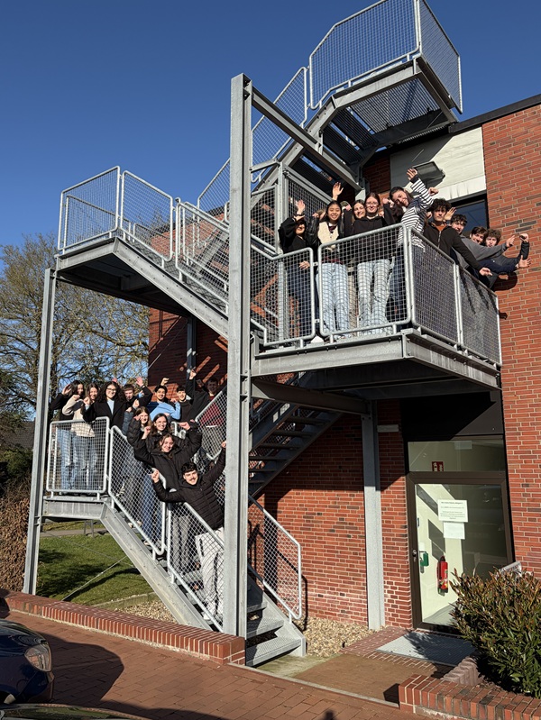 Die Klasse 11c des Teletta-Groß-Gymnasiums in Leer (Ostfriesland) hat sich sehr über den Gewinn gefreut.  

