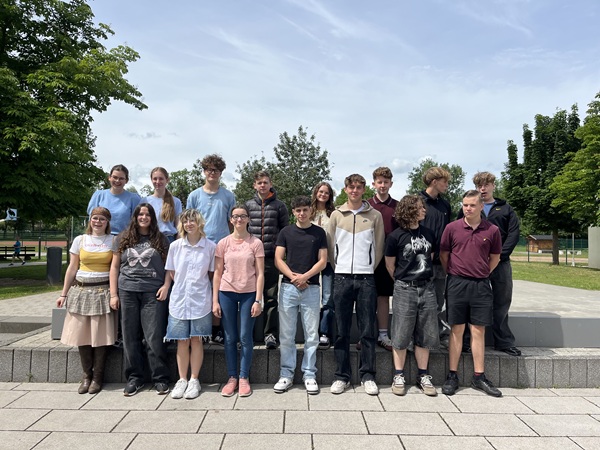Die Klasse 9/1 des Domgymnasiums in Merseburg bedanken sich für die 100 Euro.
