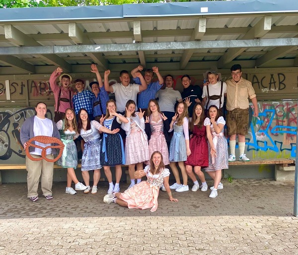 Die Klasse 10a der Realschule in Meßstetten freut sich wahnsinnig. "Die Aktion 'klar bleiben' ist sehr gut angekommen und mit dem Preisgeld planen wir schon einen coolen Ausflug. 
Wir befinden uns nach den letzten schriftlichen Prüfungen gerade in der 'Mottowoche'."
