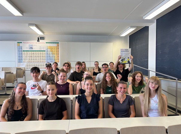 Die Klasse 10a des Matthias-Grünewald-Gymnasiums in Würzburg freut sich sehr darüber, dass sie gezogen wurde. 
