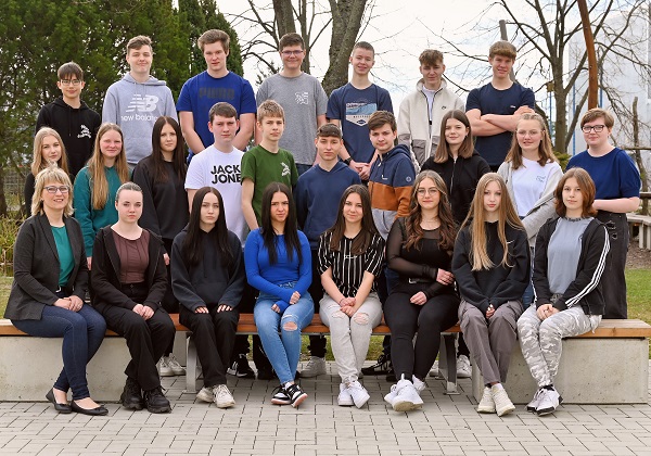 Die glückliche Gewinnerklasse, die Klasse 9 der Freien Mittelschule in Weißenberg, freut sich über den 1. Platz und 1.000 Euro.
